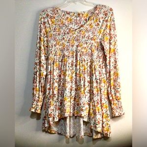 Jane And Delancey Long Sleeve Flowered Blouse w/ Uneven Hem. Size Medium